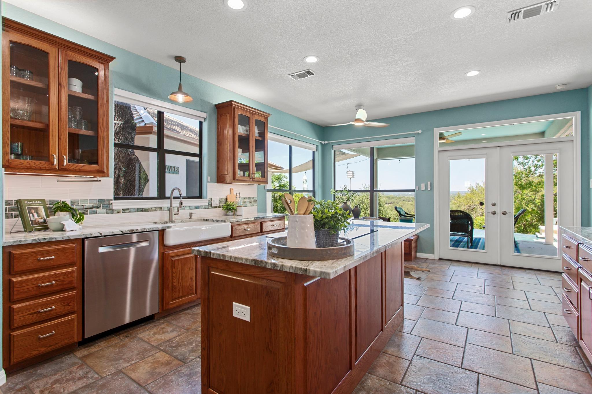 1121 Kings Cove Dr, Canyon Lake, TX 78133