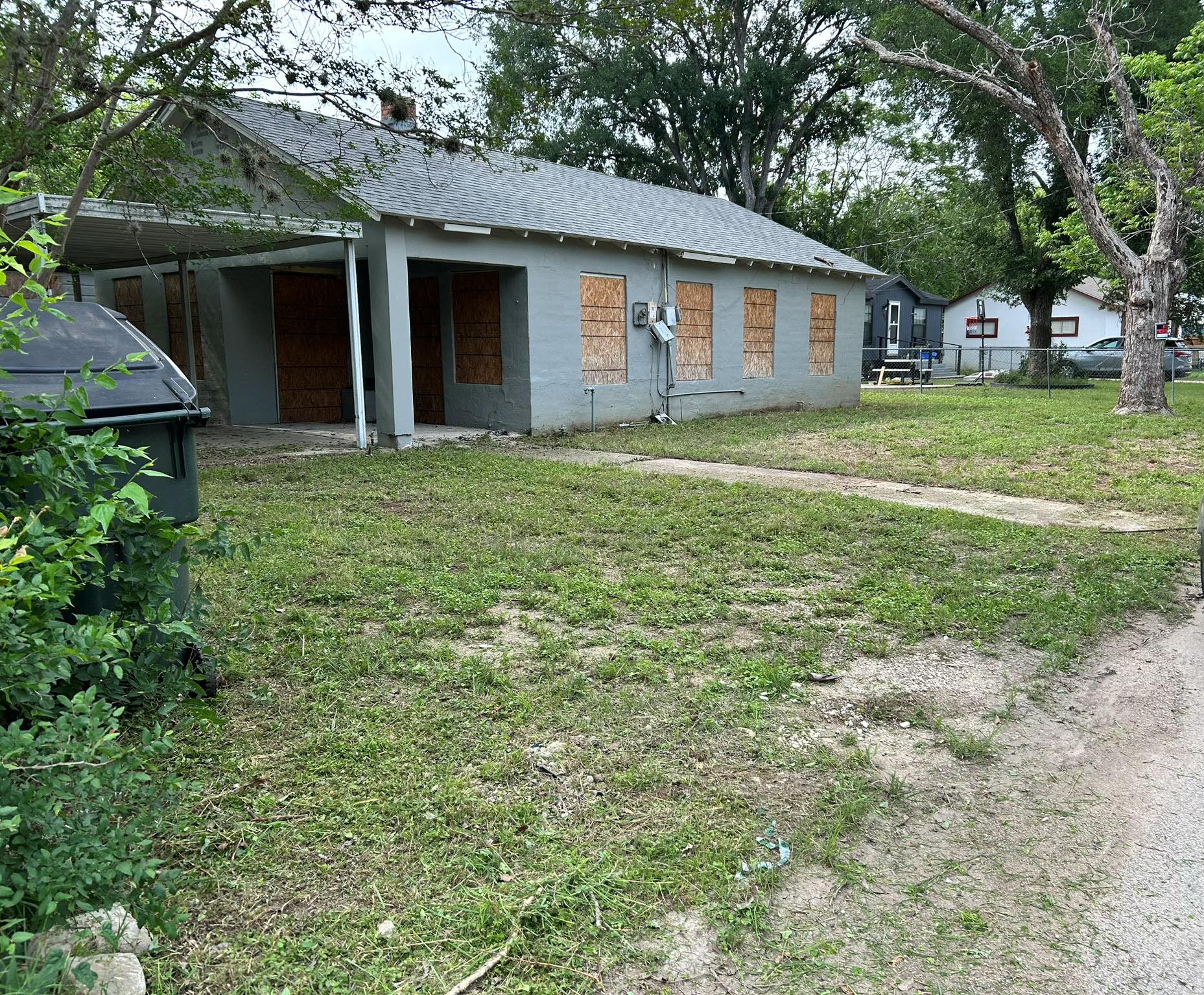 222 N Vaughan Ave, Seguin, TX 78155