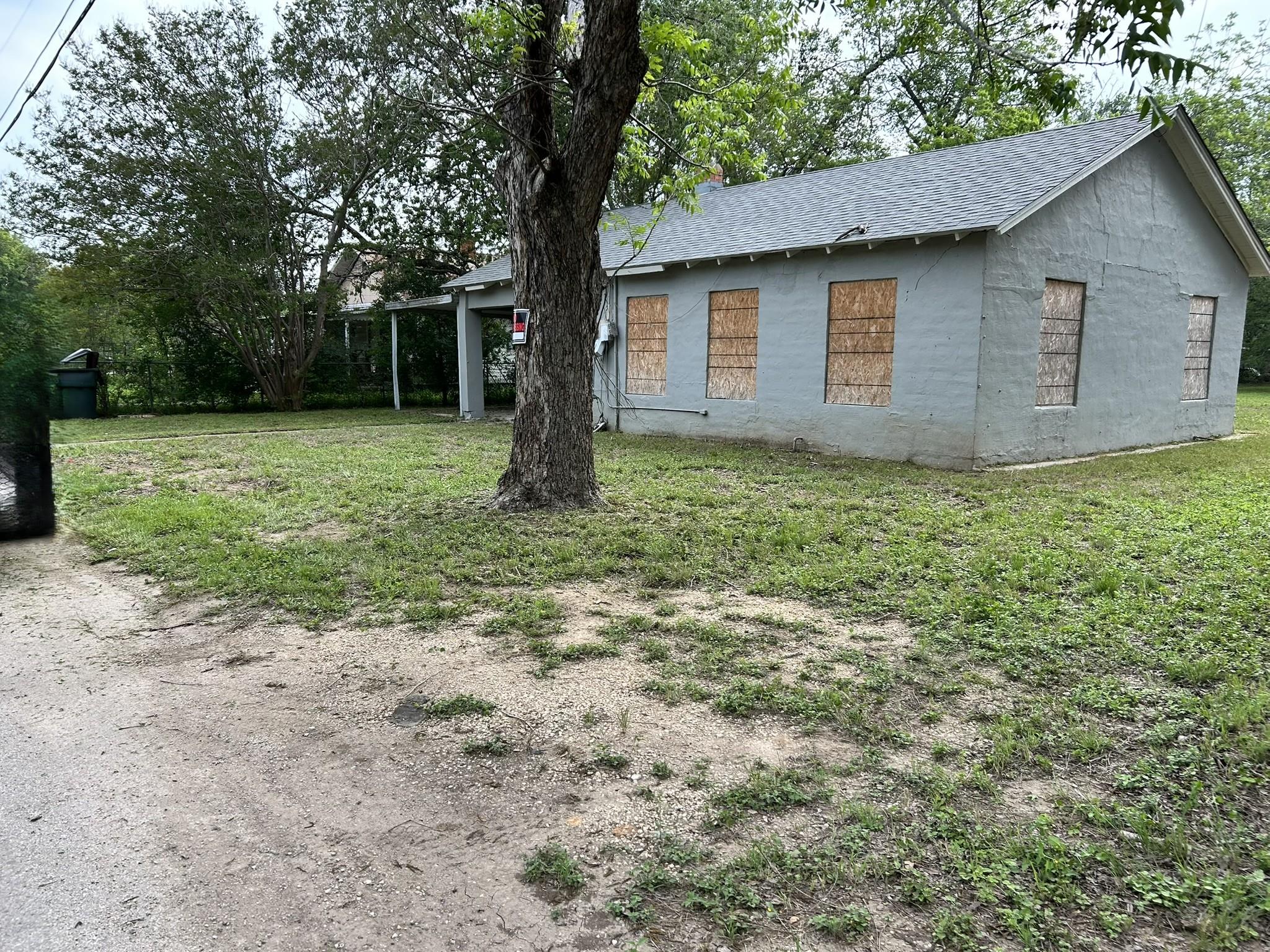 222 N Vaughan Ave, Seguin, TX 78155