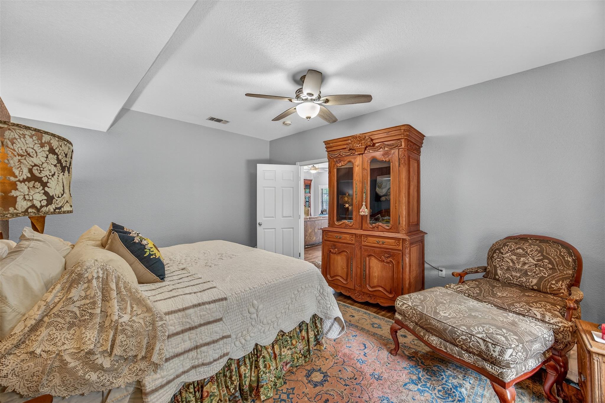 217 N Walnut Ave N, Luling, TX 78648