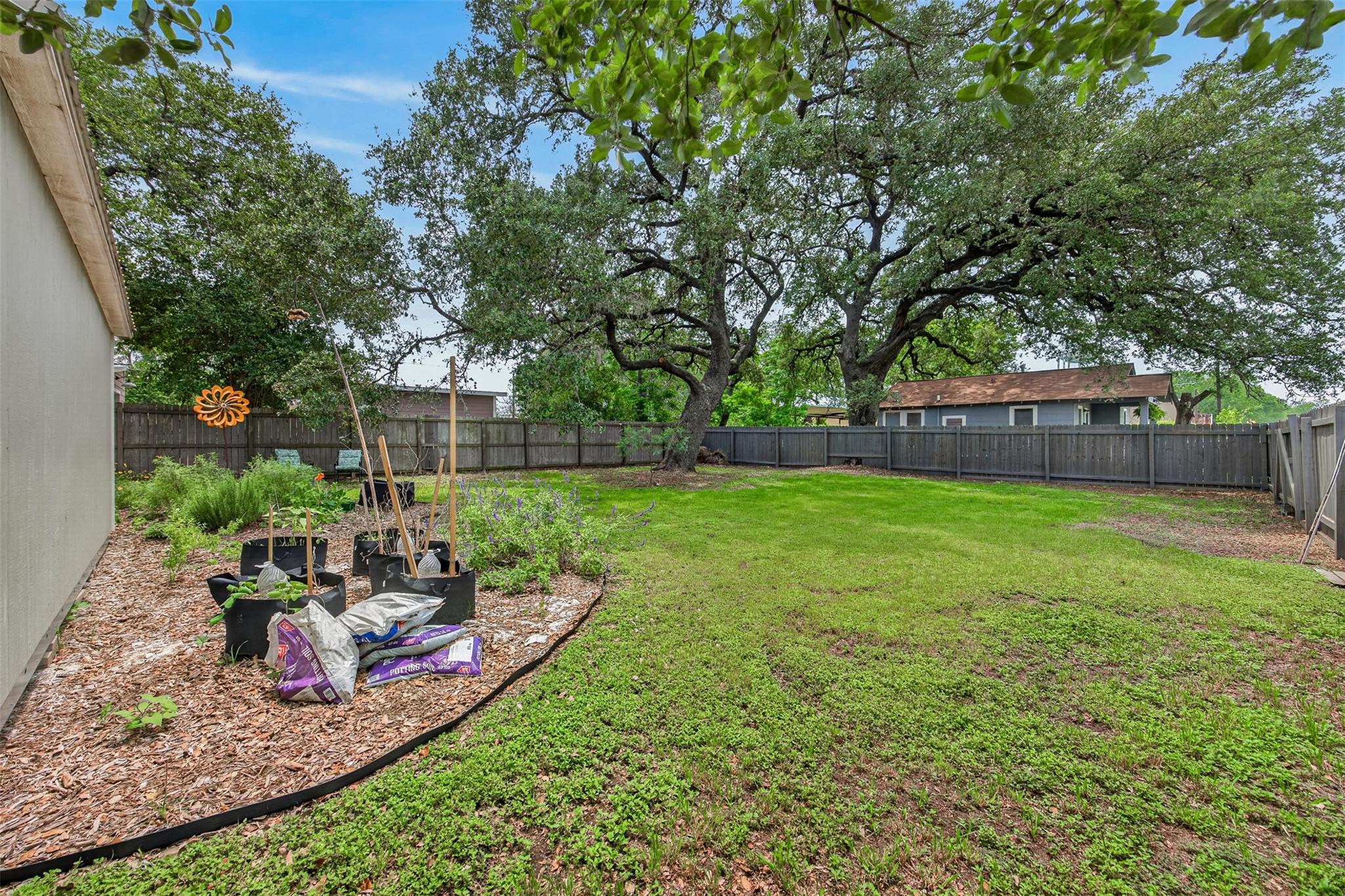 217 N Walnut Ave N, Luling, TX 78648