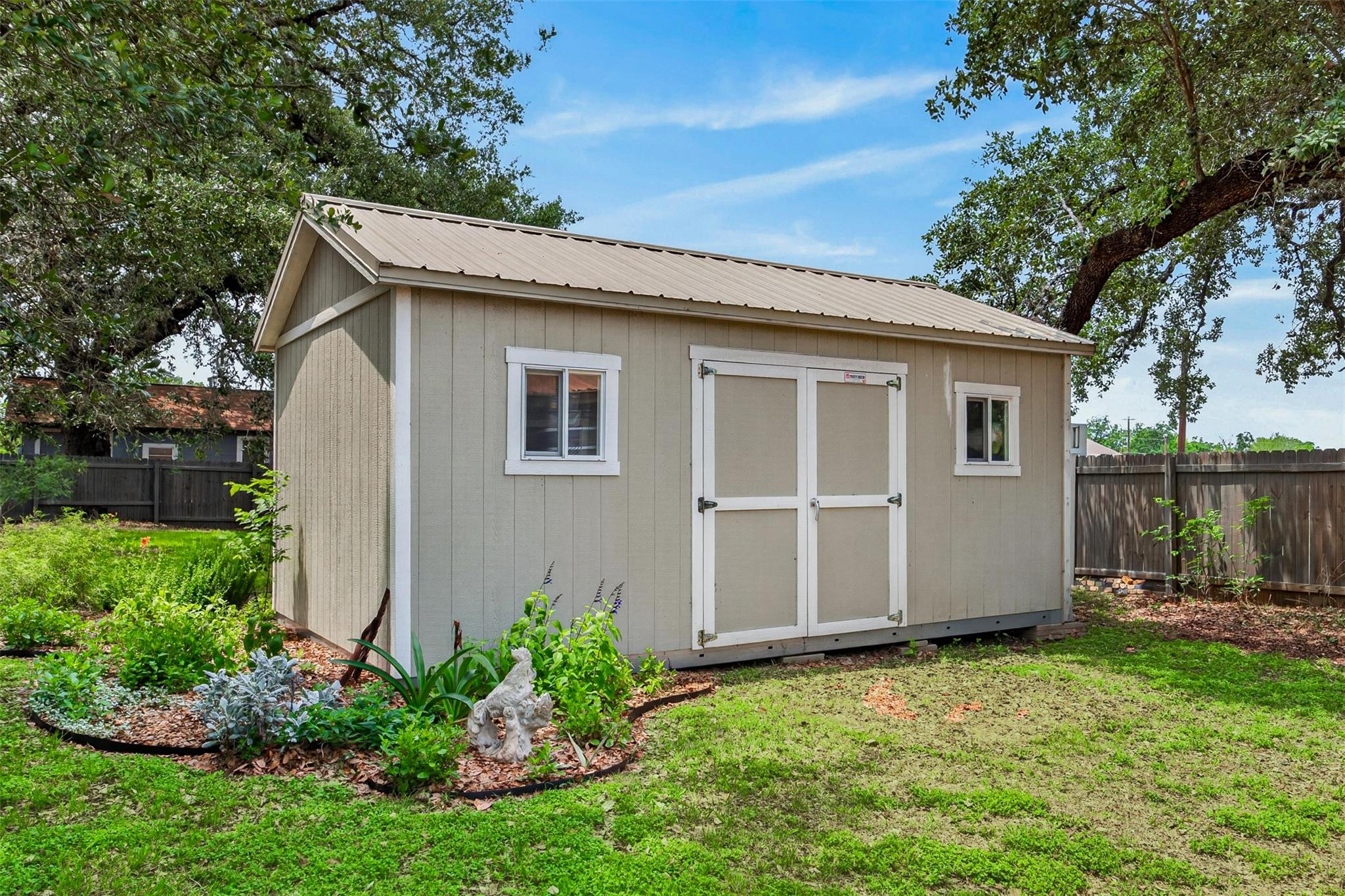 217 N Walnut Ave N, Luling, TX 78648
