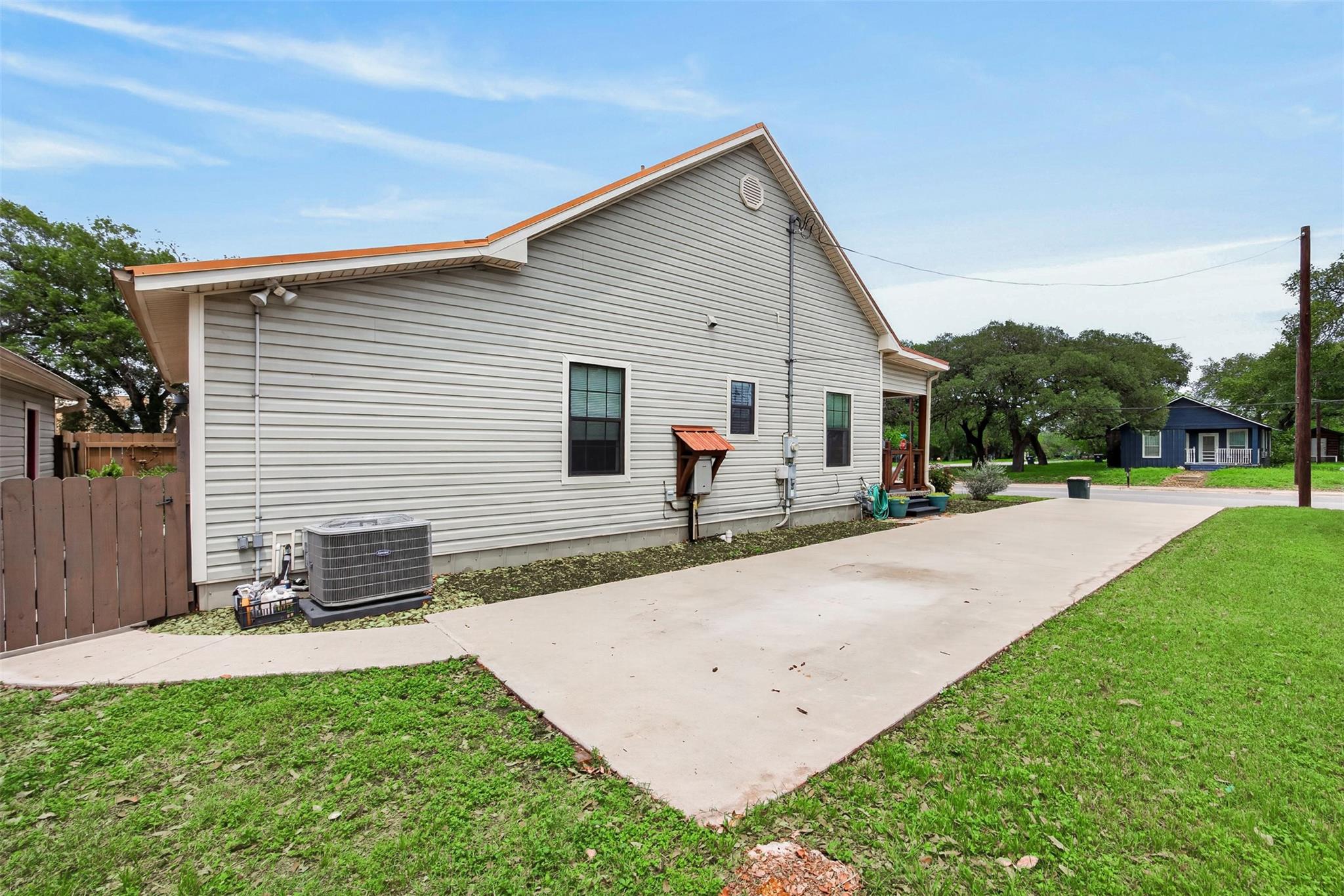 217 N Walnut Ave N, Luling, TX 78648