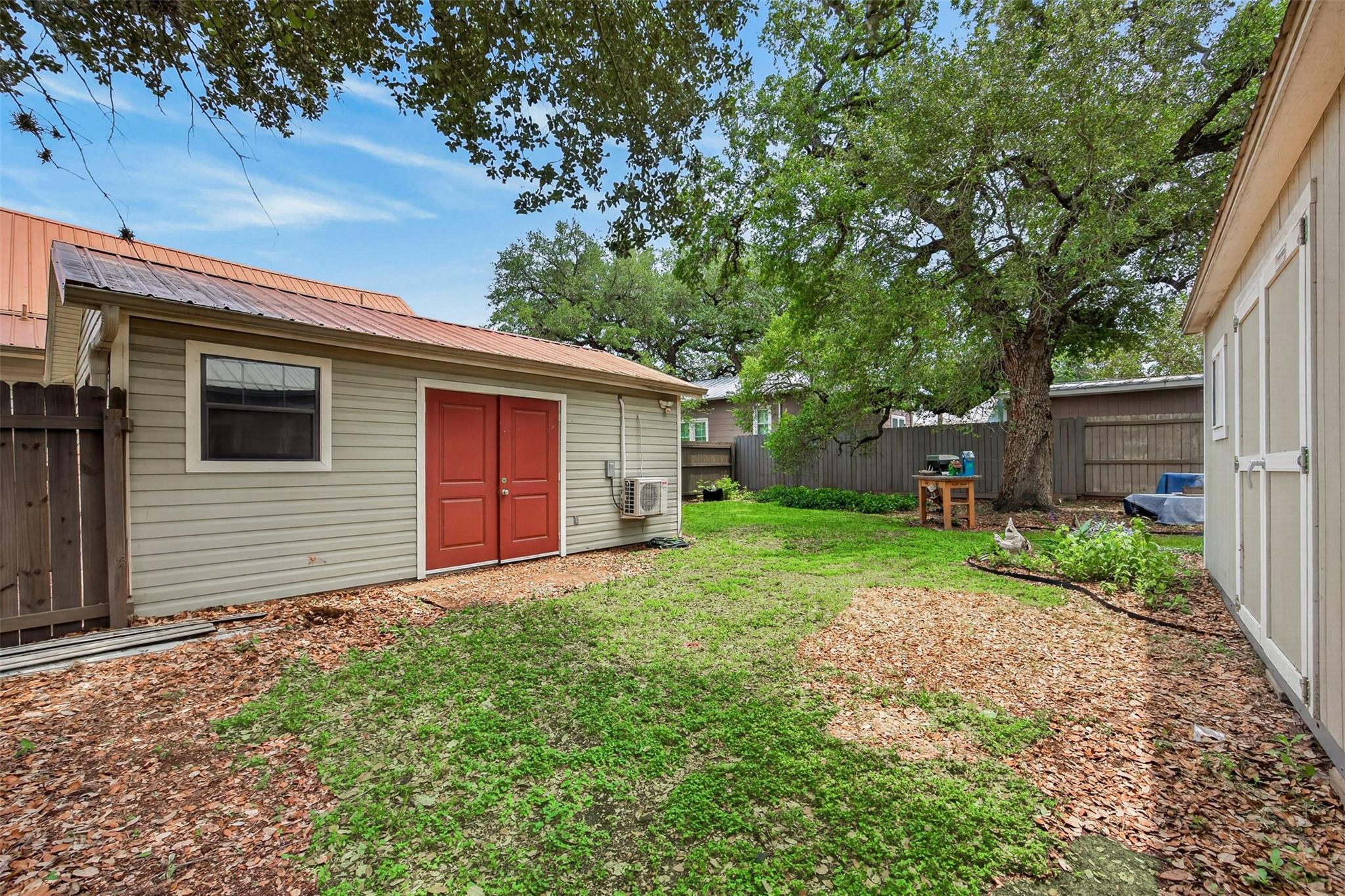 217 N Walnut Ave N, Luling, TX 78648