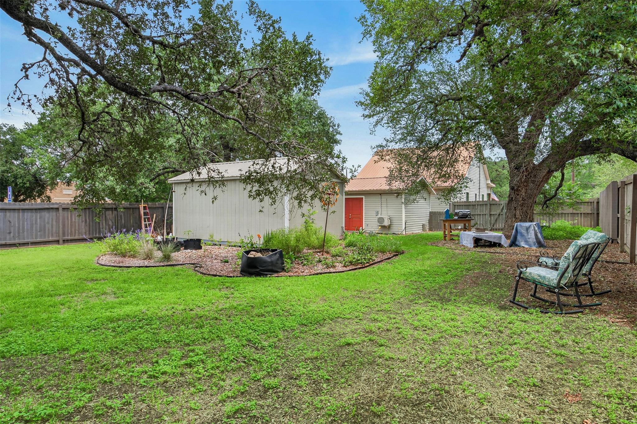 217 N Walnut Ave N, Luling, TX 78648