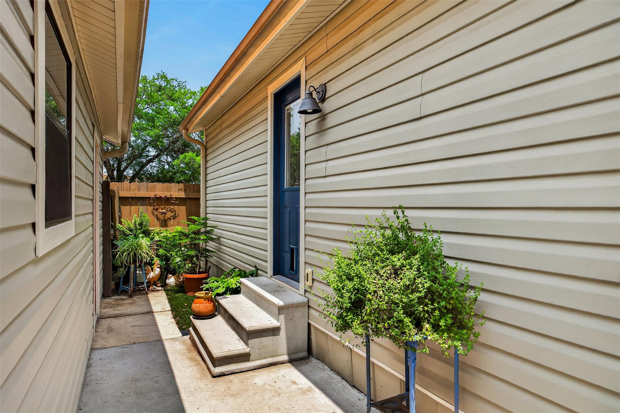 217 N Walnut Ave N, Luling, TX 78648