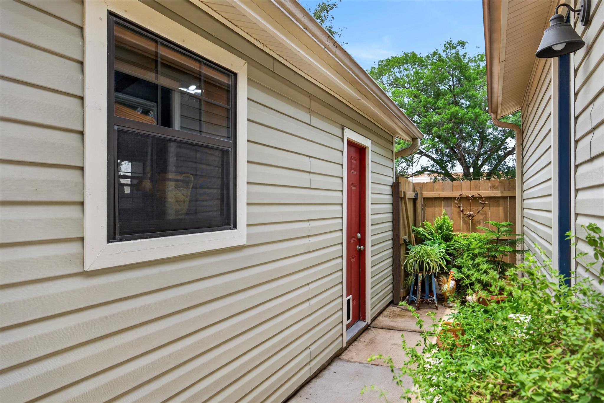 217 N Walnut Ave N, Luling, TX 78648
