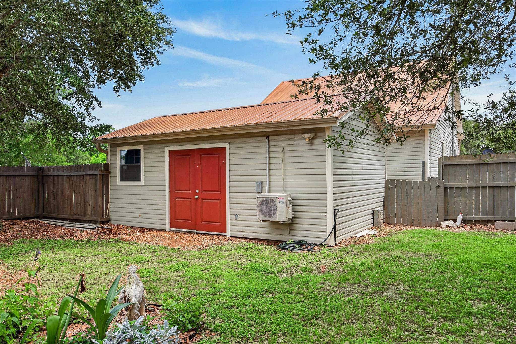 217 N Walnut Ave N, Luling, TX 78648