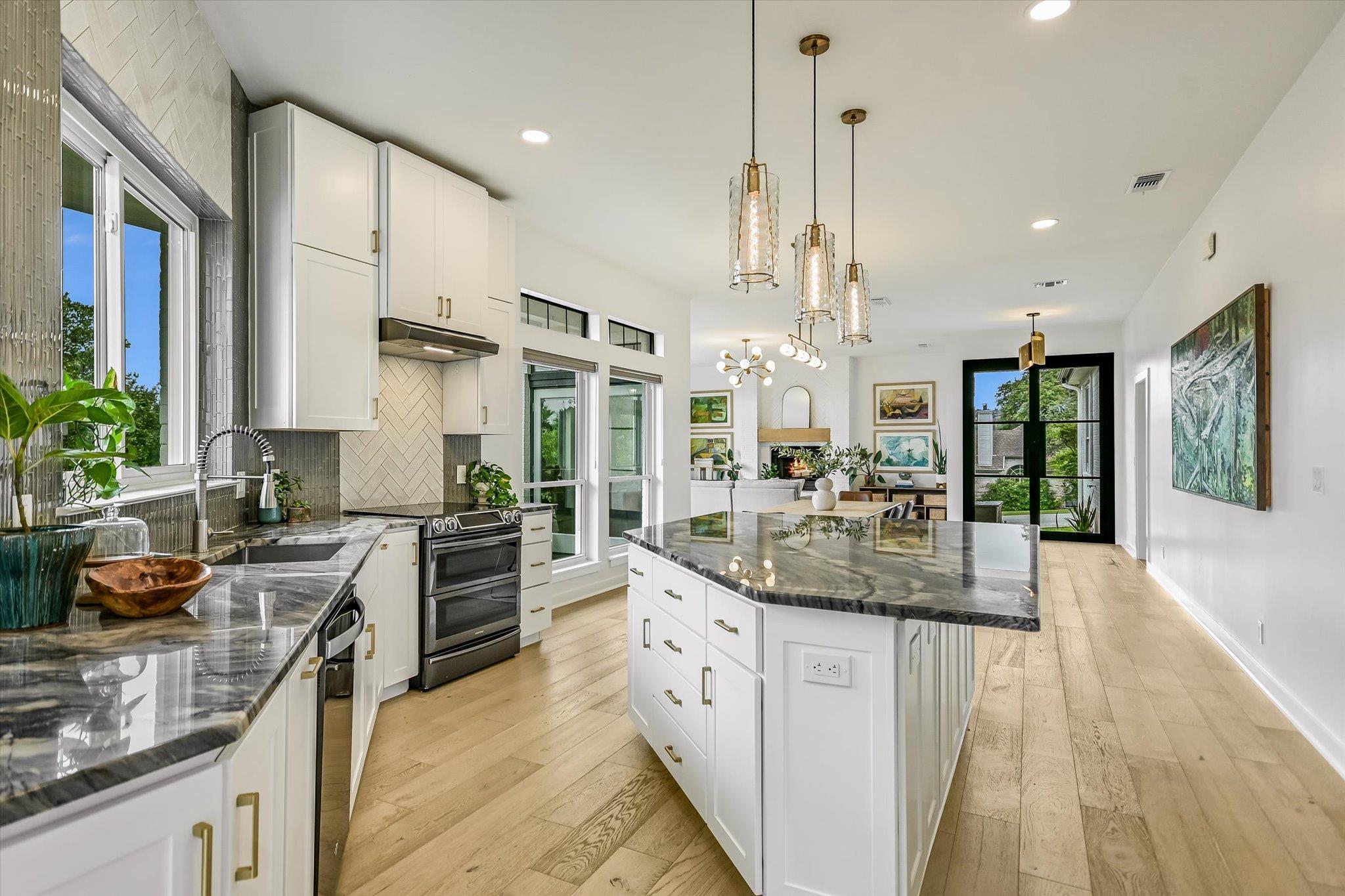 621 Peterson Ln, Lakeway, TX 78734