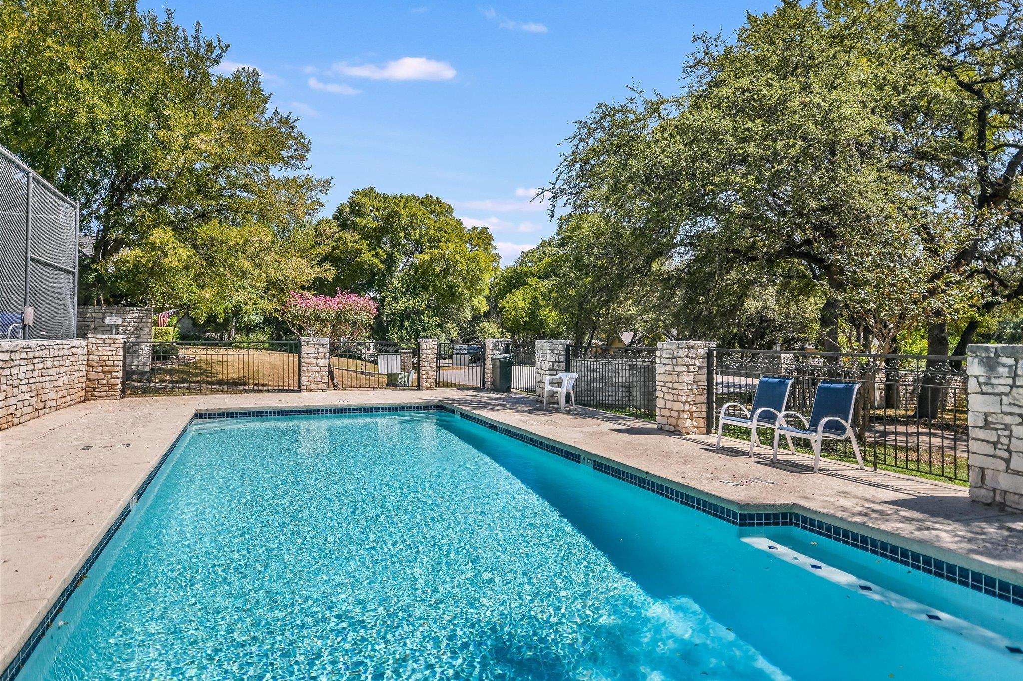 621 Peterson Ln, Lakeway, TX 78734