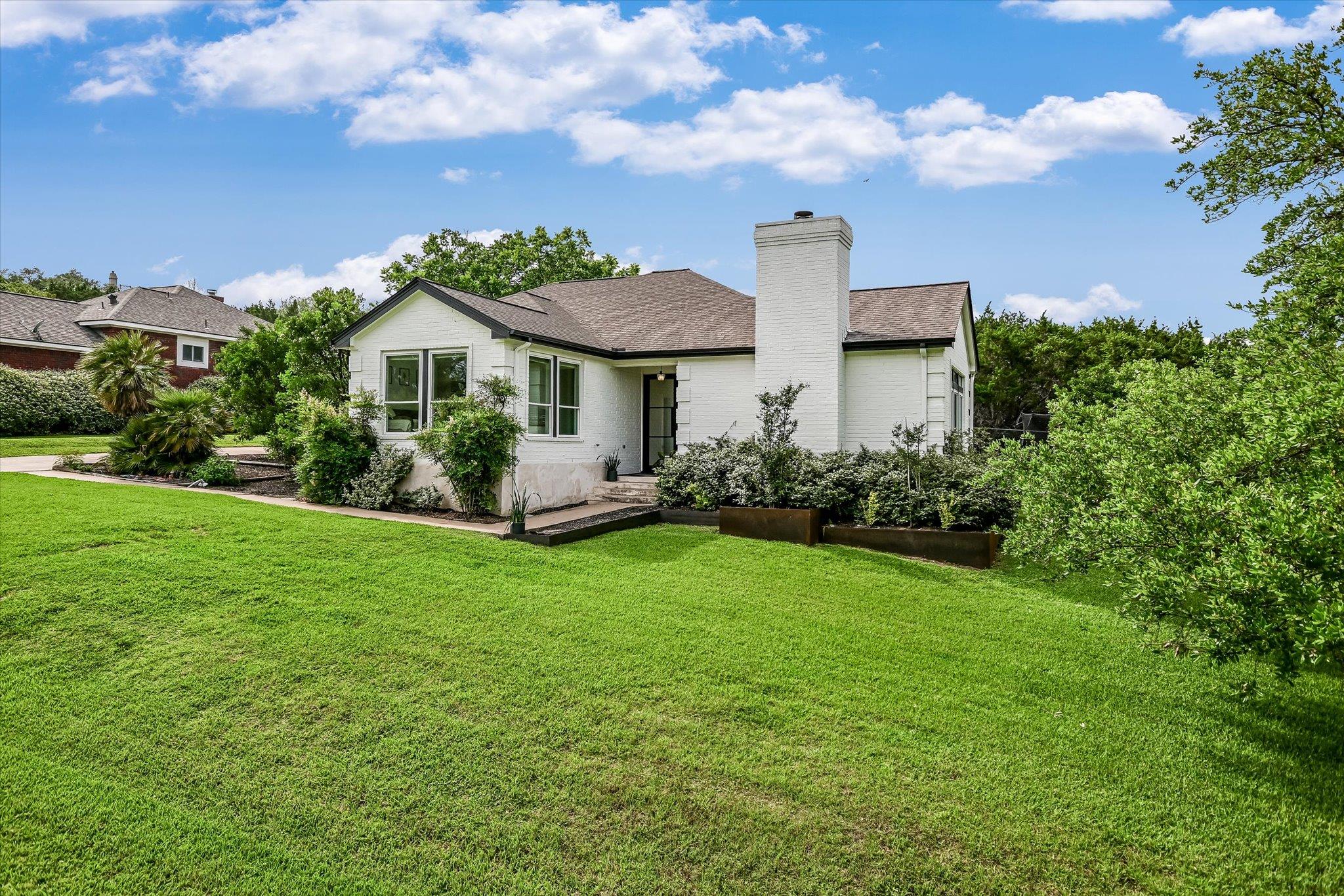 621 Peterson Ln, Lakeway, TX 78734