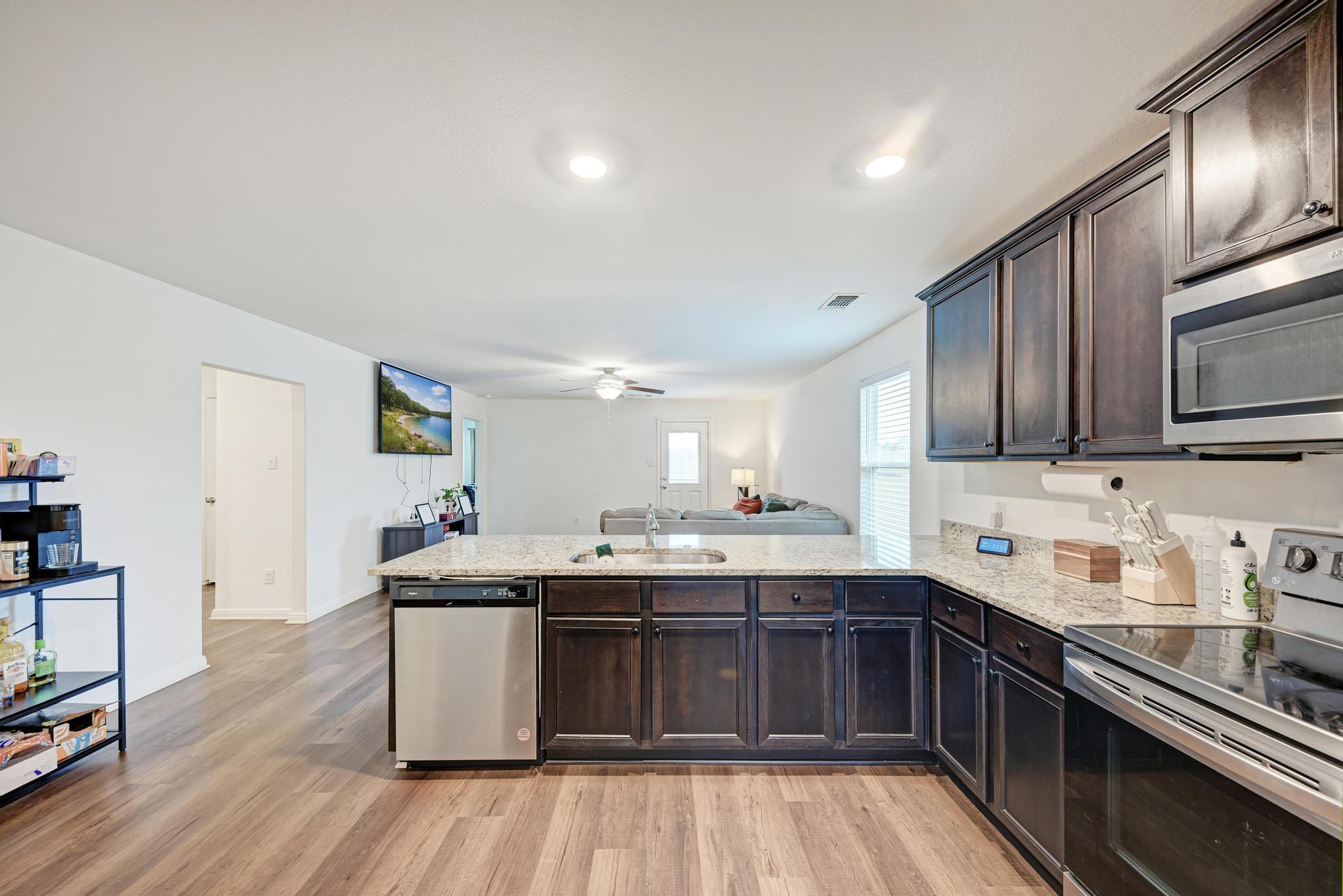 132 Maywood Ln, Jarrell, TX 76537