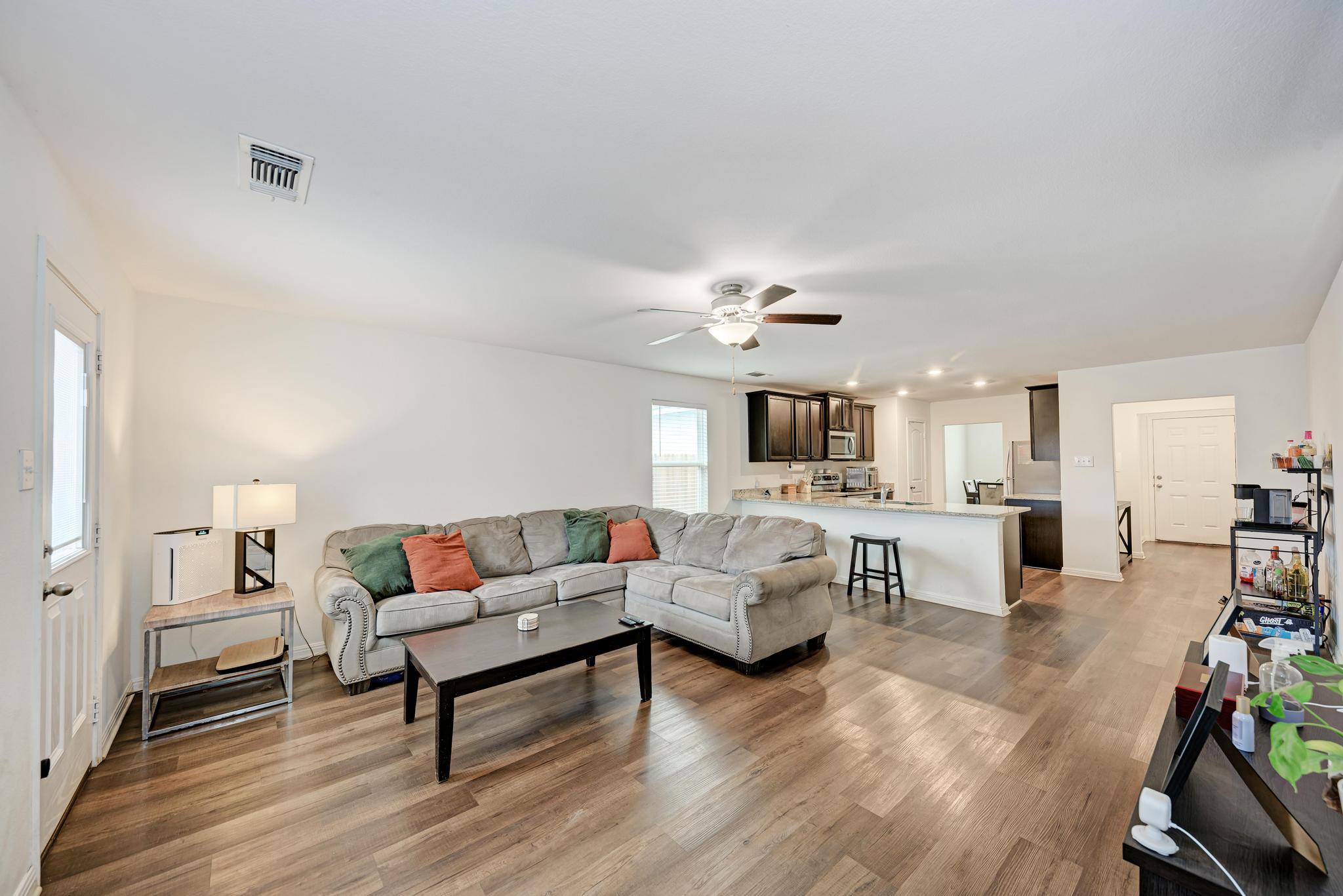 132 Maywood Ln, Jarrell, TX 76537