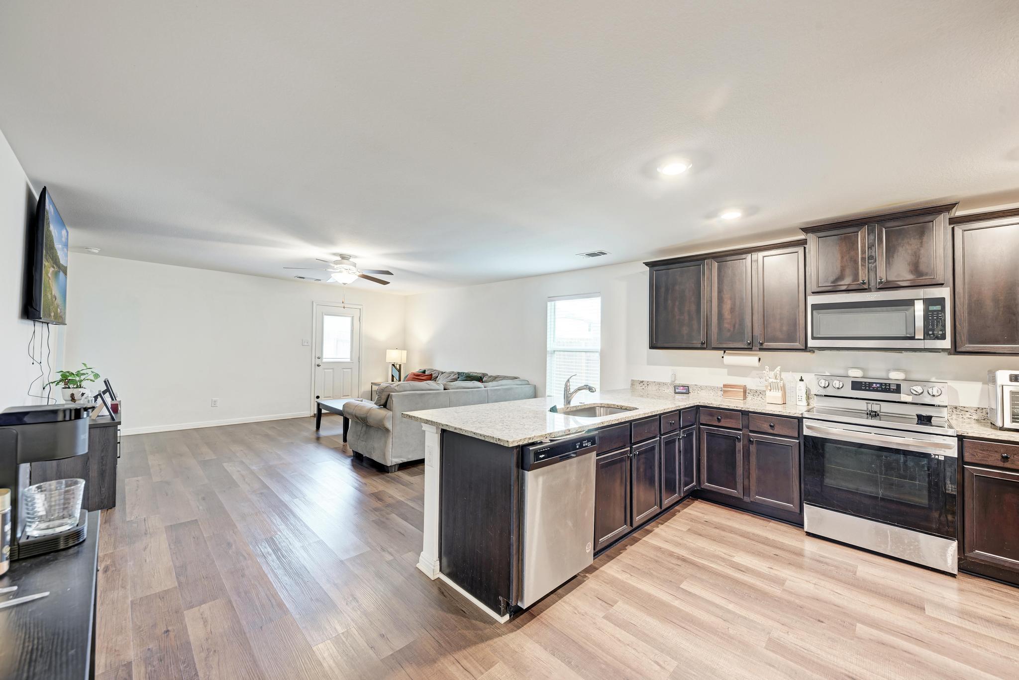 132 Maywood Ln, Jarrell, TX 76537