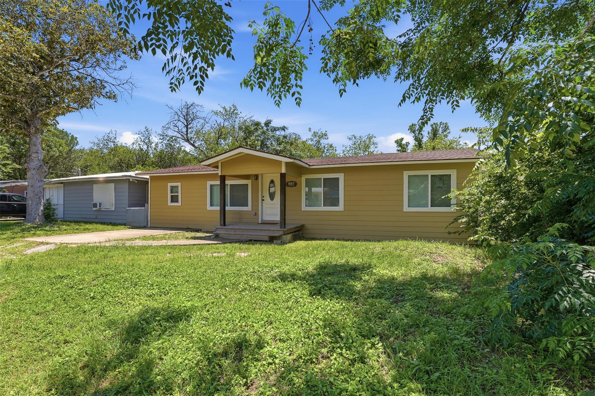 937 Anderson St, Seguin, TX 78155