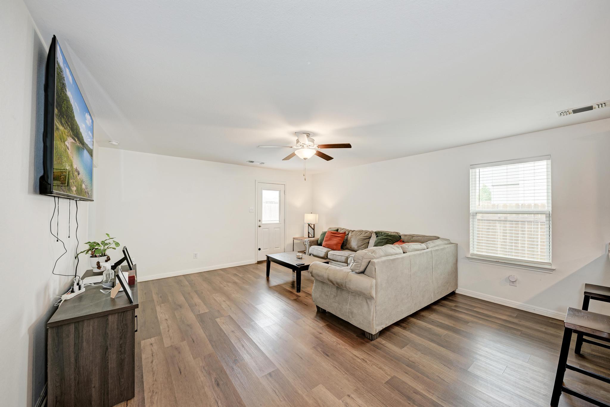 132 Maywood Ln, Jarrell, TX 76537