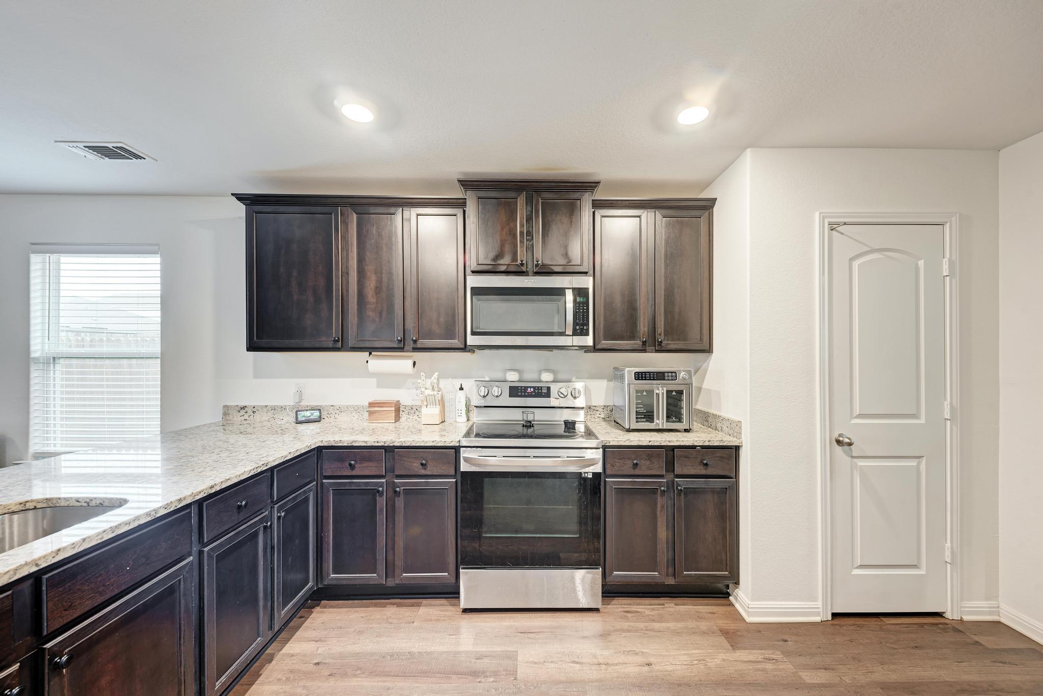 132 Maywood Ln, Jarrell, TX 76537