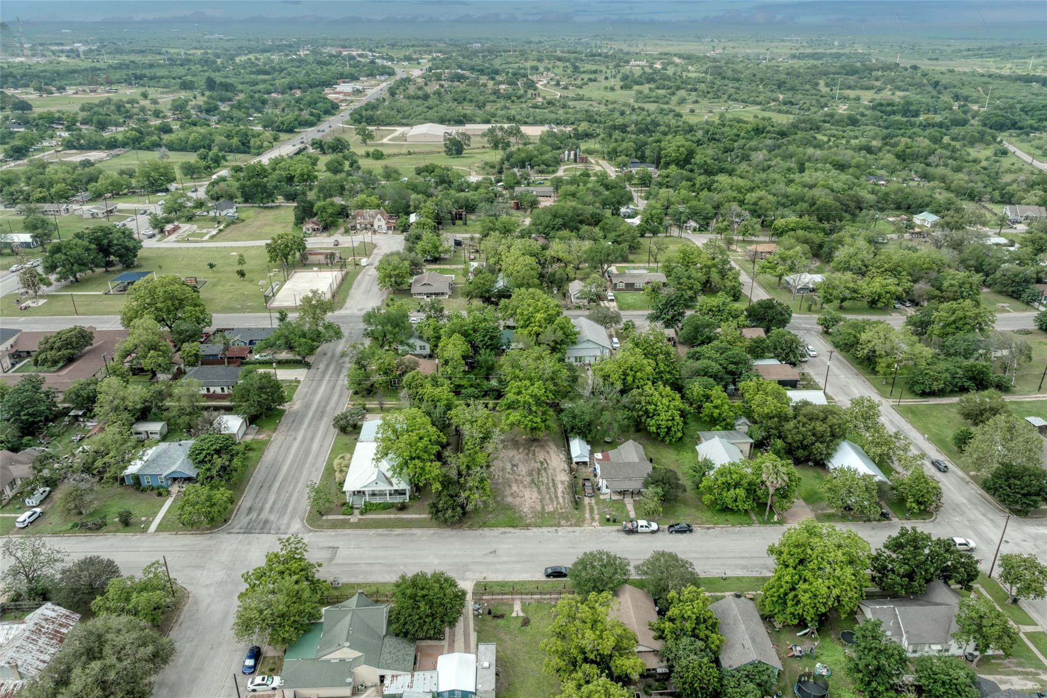 809 E Fannin St, Luling, TX 78648