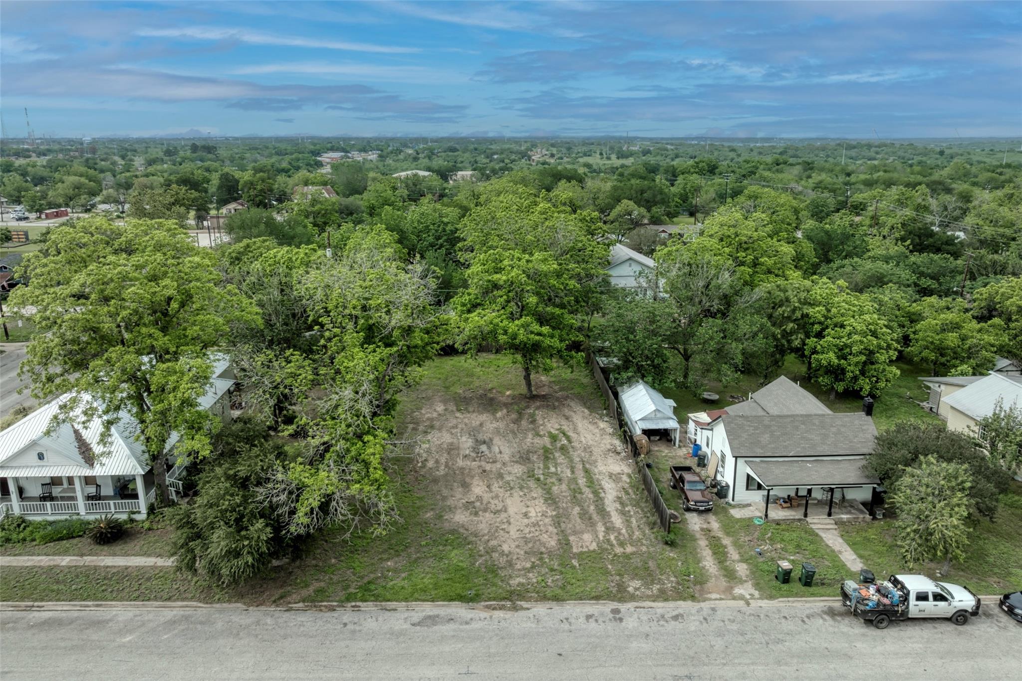 809 E Fannin St, Luling, TX 78648