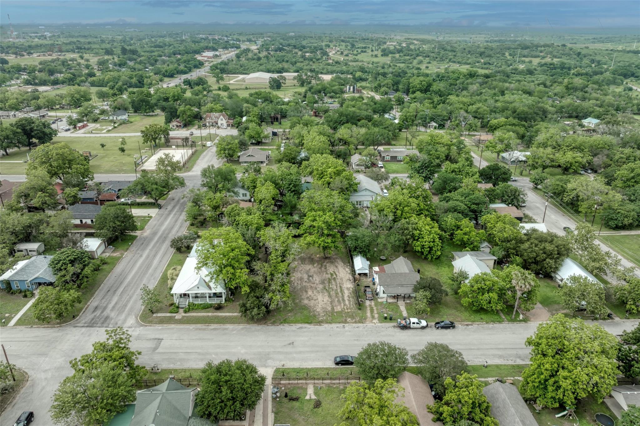 809 E Fannin St, Luling, TX 78648