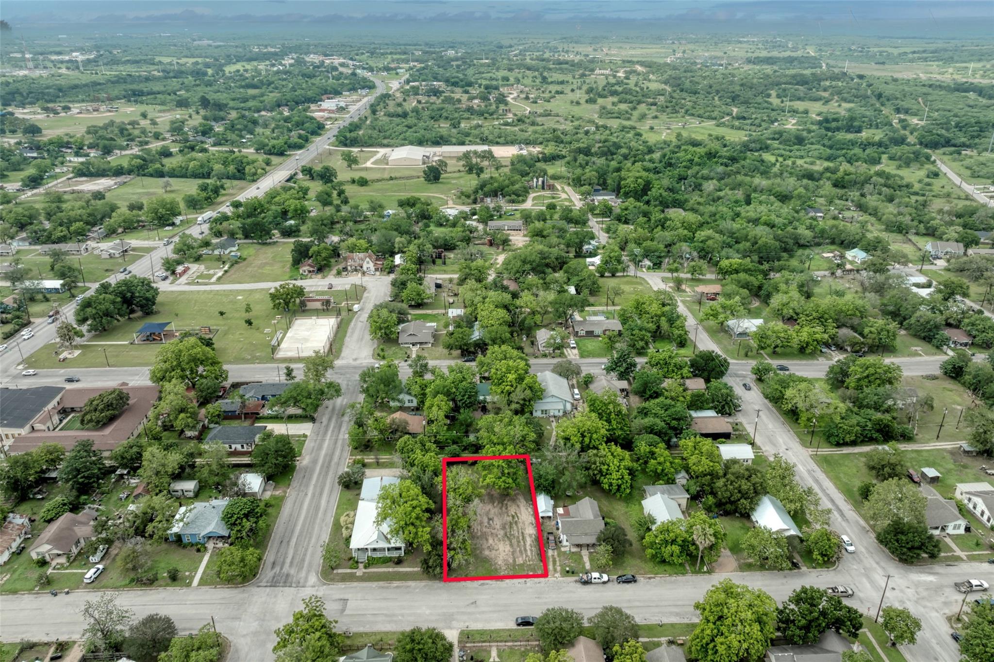 809 E Fannin St, Luling, TX 78648