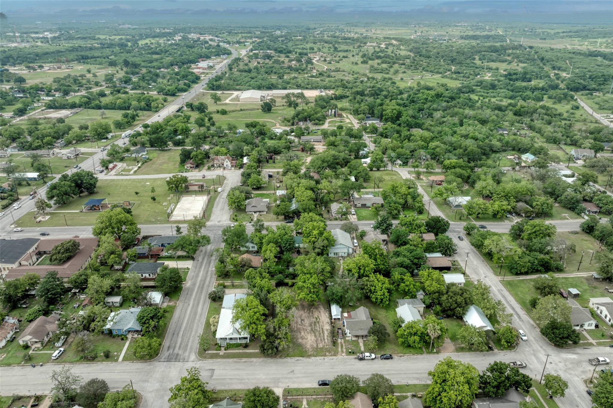 809 E Fannin St, Luling, TX 78648