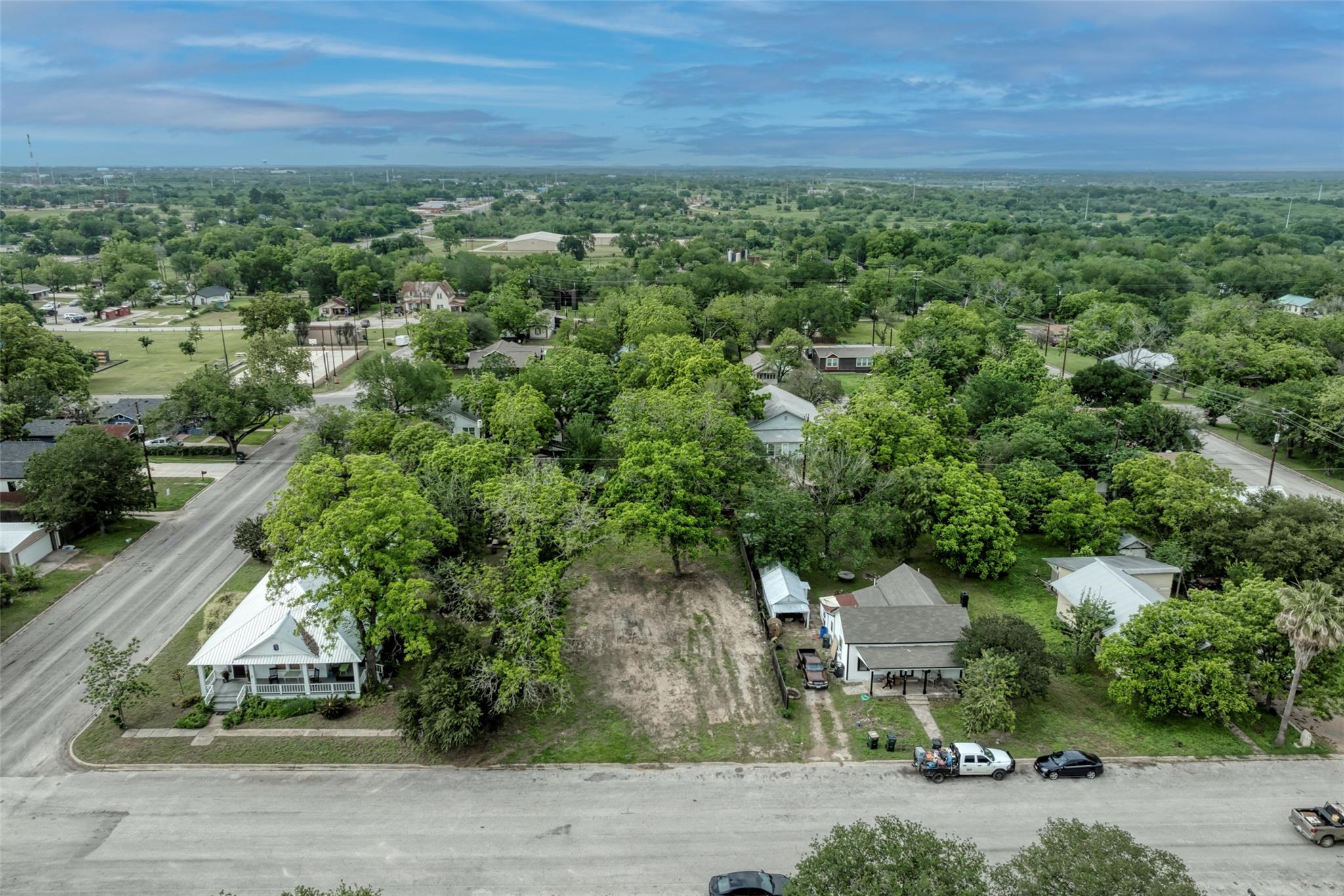 809 E Fannin St, Luling, TX 78648