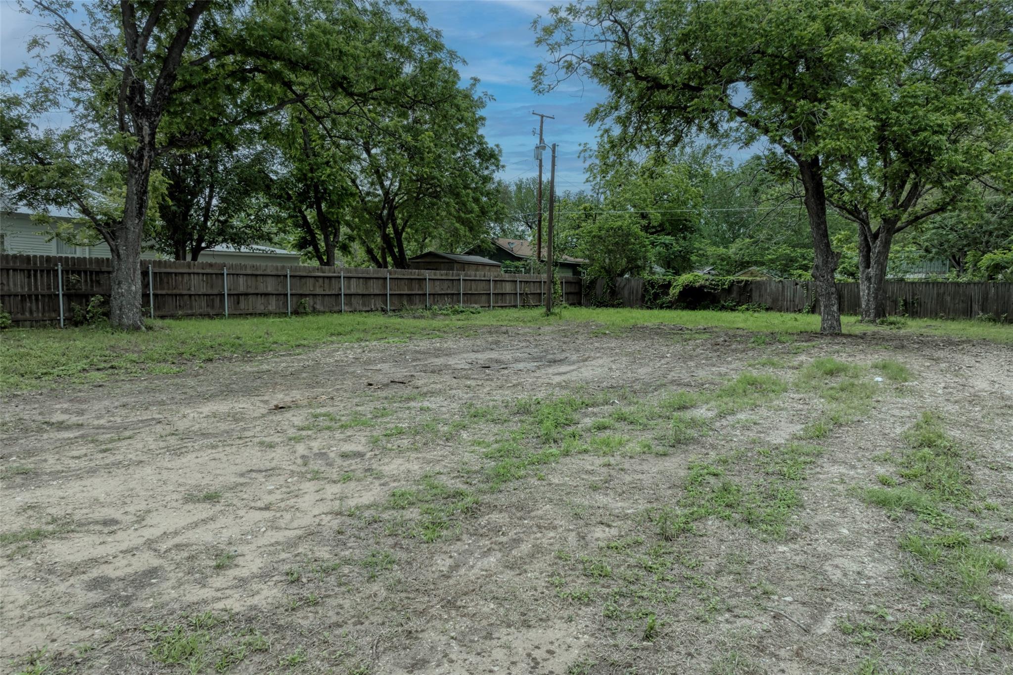 809 E Fannin St, Luling, TX 78648