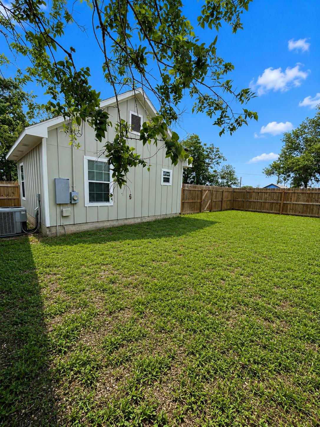 395 Willow Ave, Luling, TX 78648