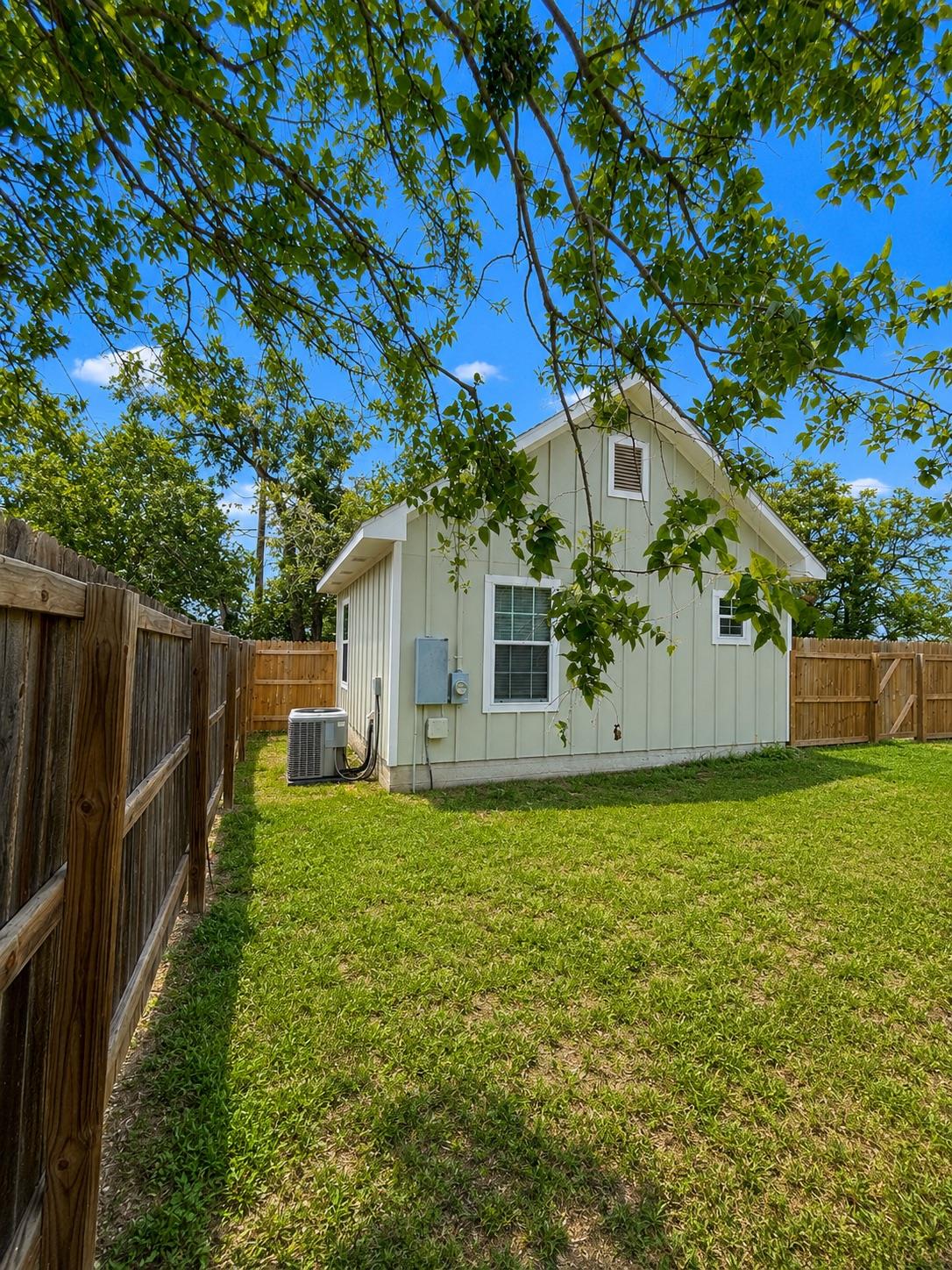 395 Willow Ave, Luling, TX 78648