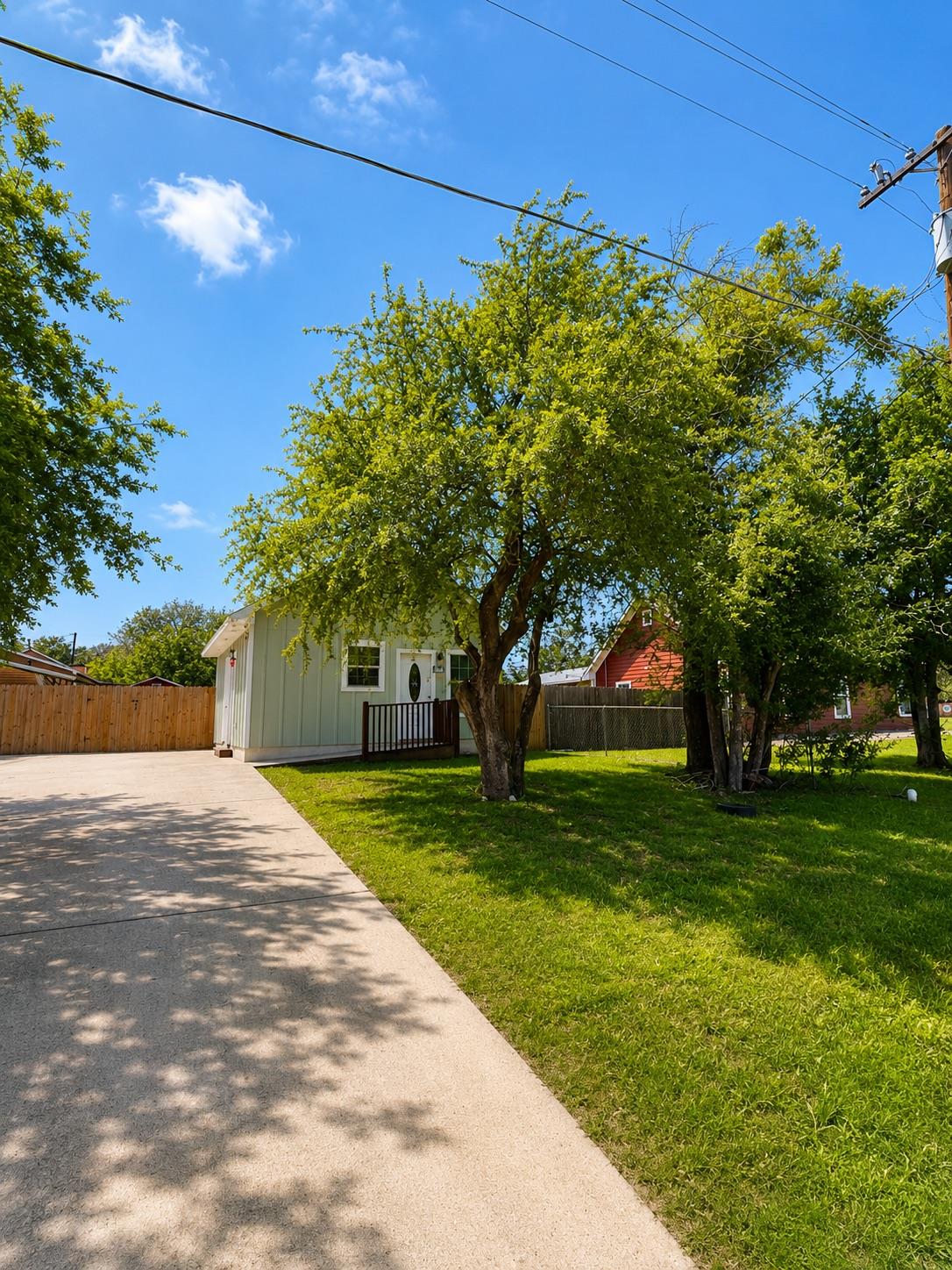 395 Willow Ave, Luling, TX 78648