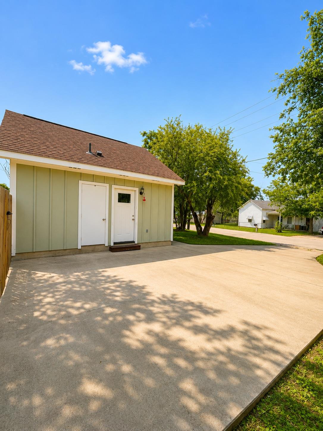 395 Willow Ave, Luling, TX 78648
