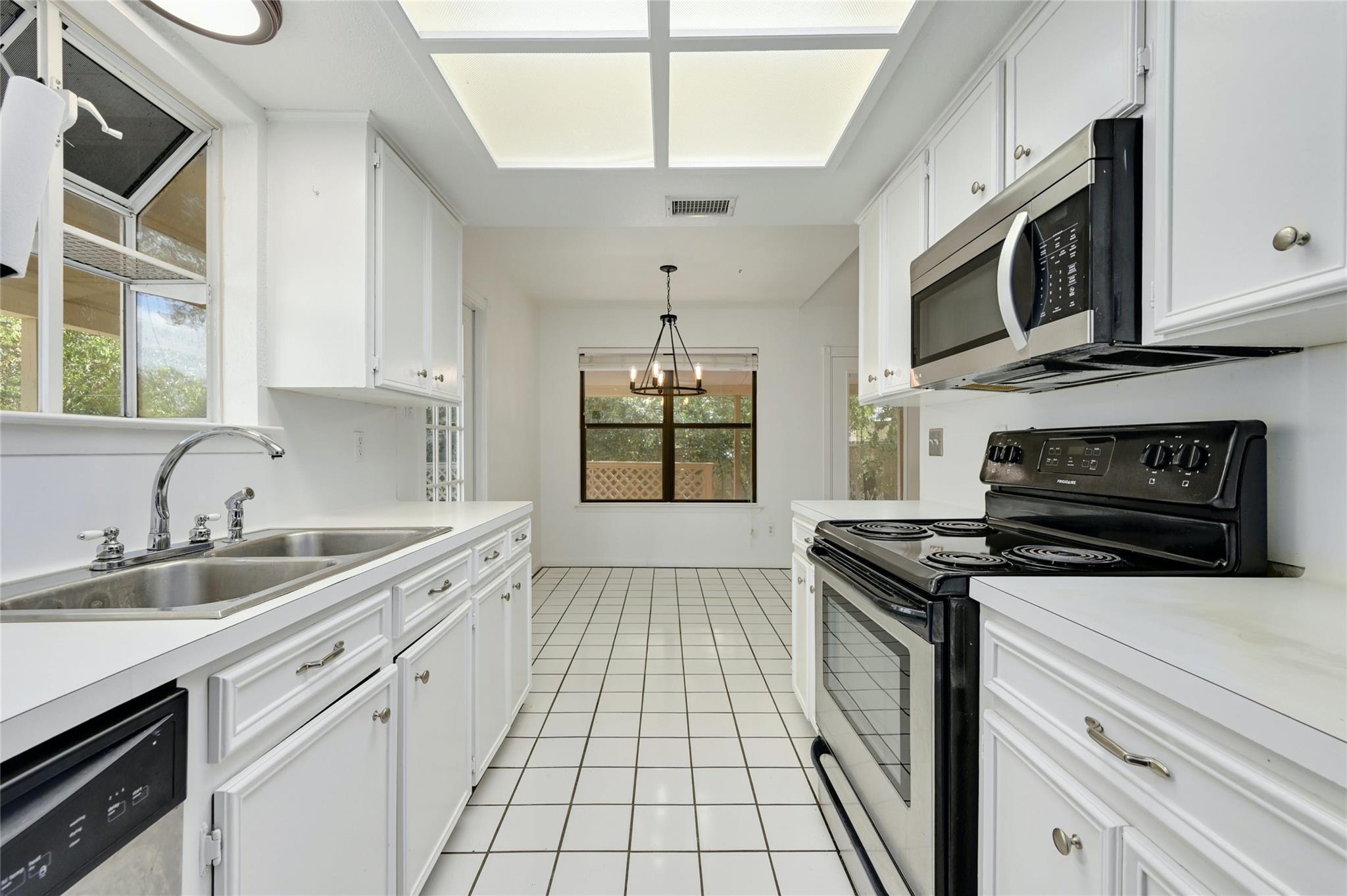 6713 SILVERMINE Dr, Austin, TX 78736