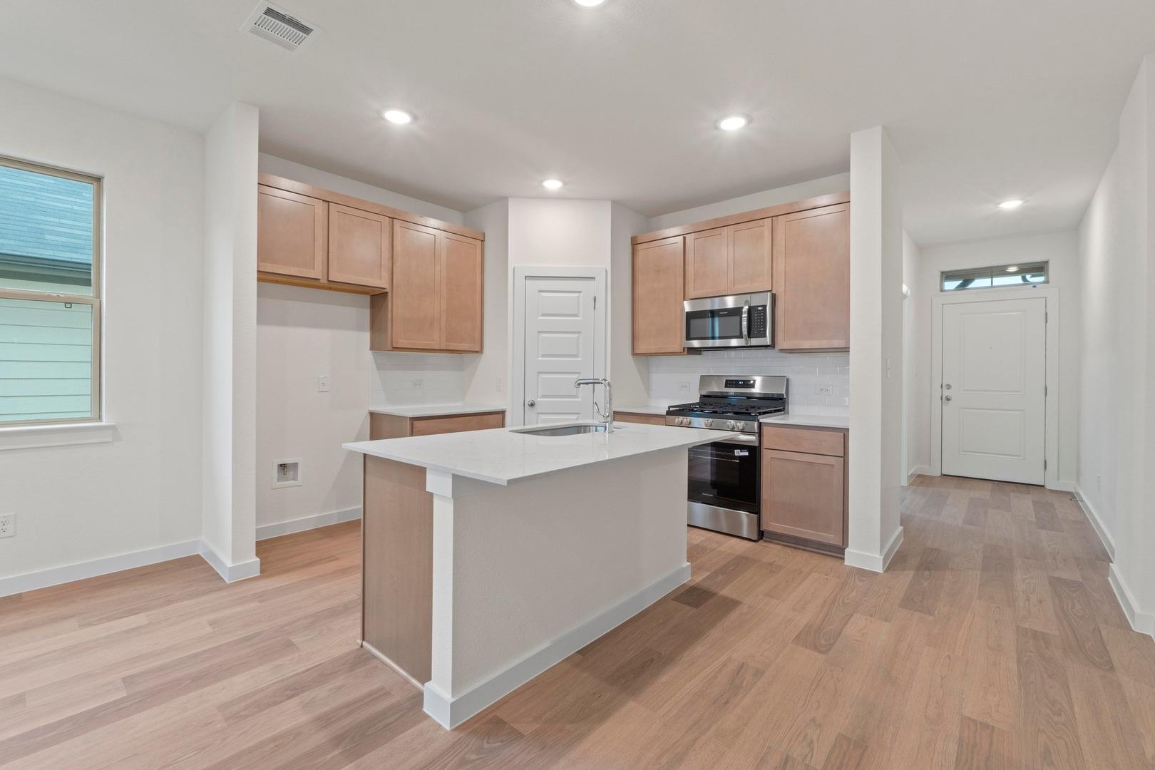 1104 Universal Dr, Hutto, TX 78634