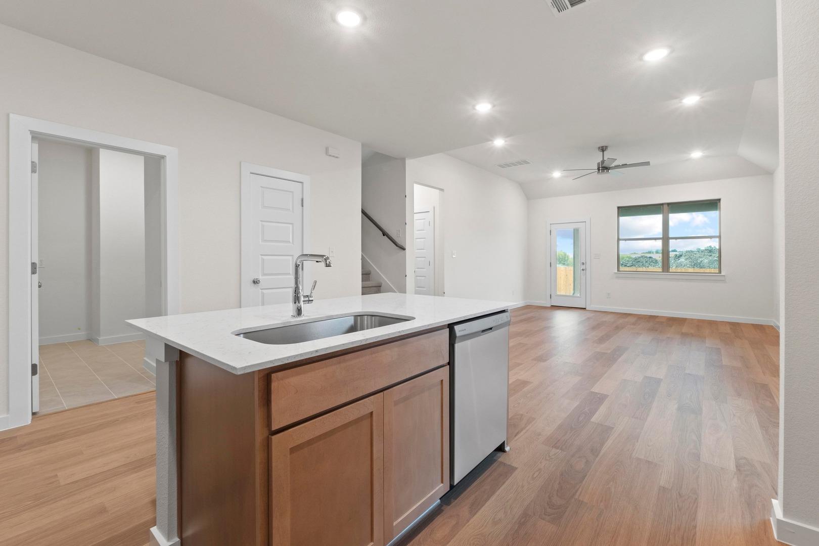 1104 Universal Dr, Hutto, TX 78634