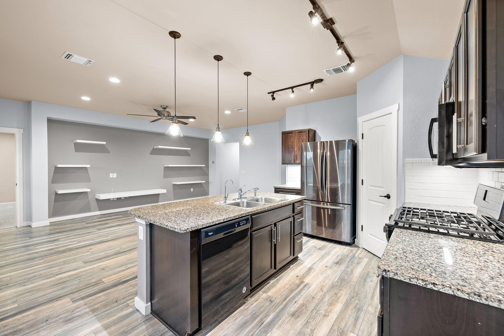 221 Camellia Dr, Hutto, TX 78634