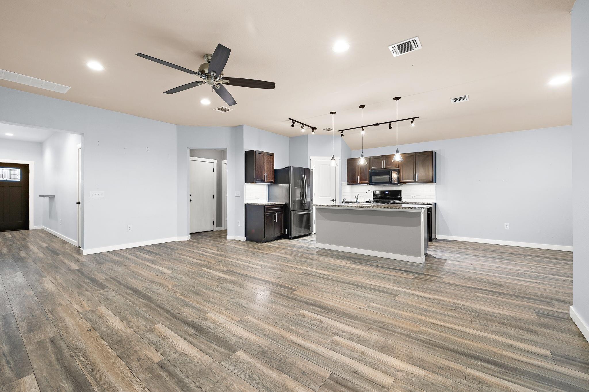 221 Camellia Dr, Hutto, TX 78634