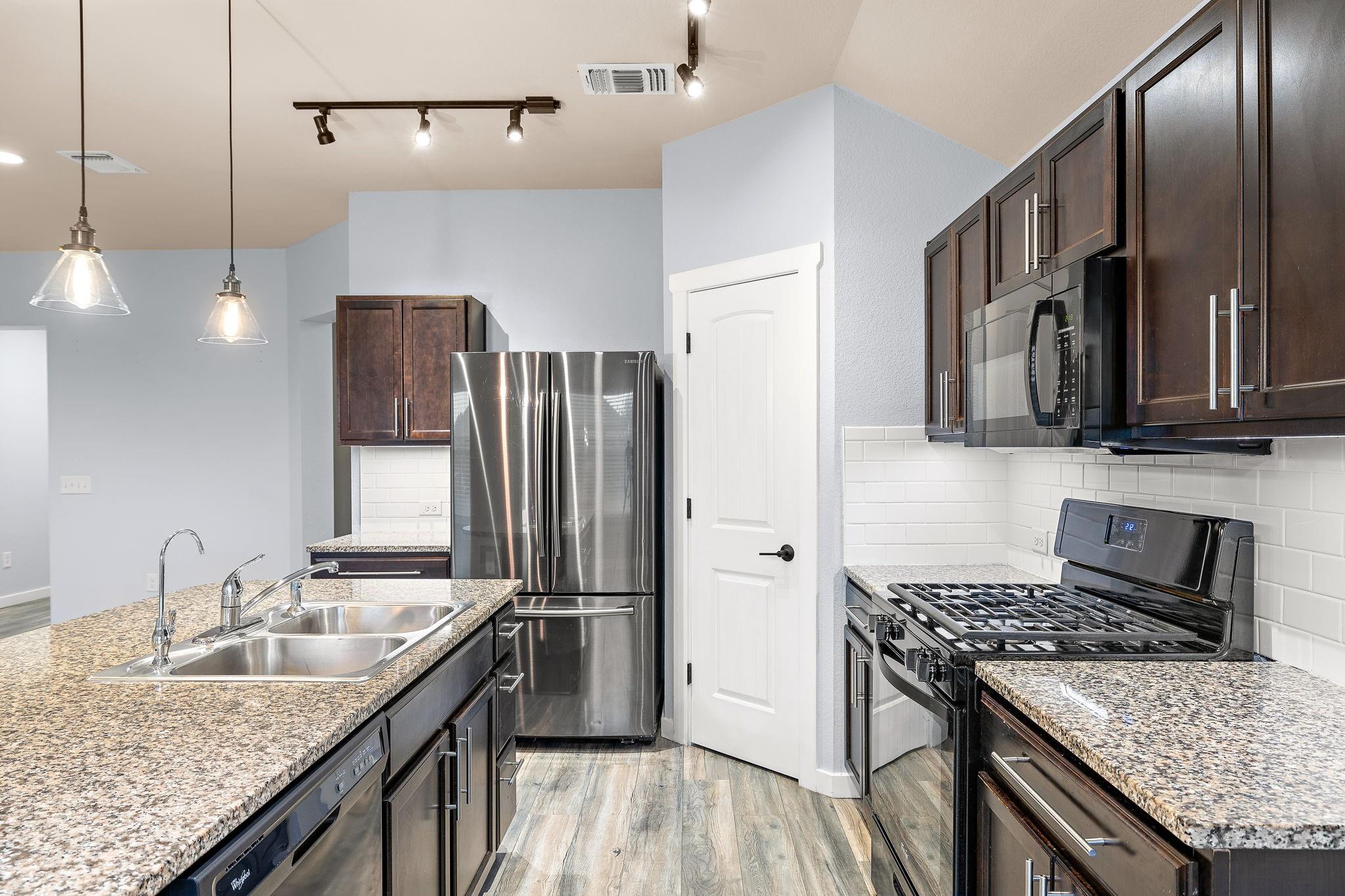 221 Camellia Dr, Hutto, TX 78634