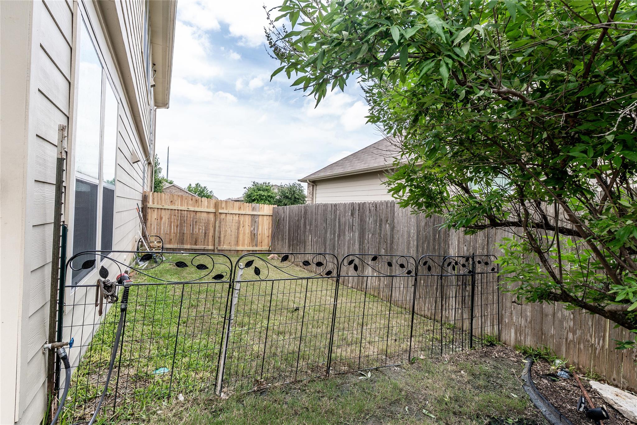 318 Hyltin St, Hutto, TX 78634