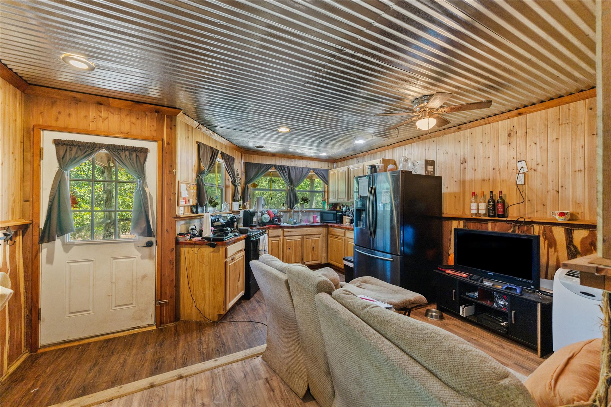 224 Pine Valley Dr, Paige, TX 78659