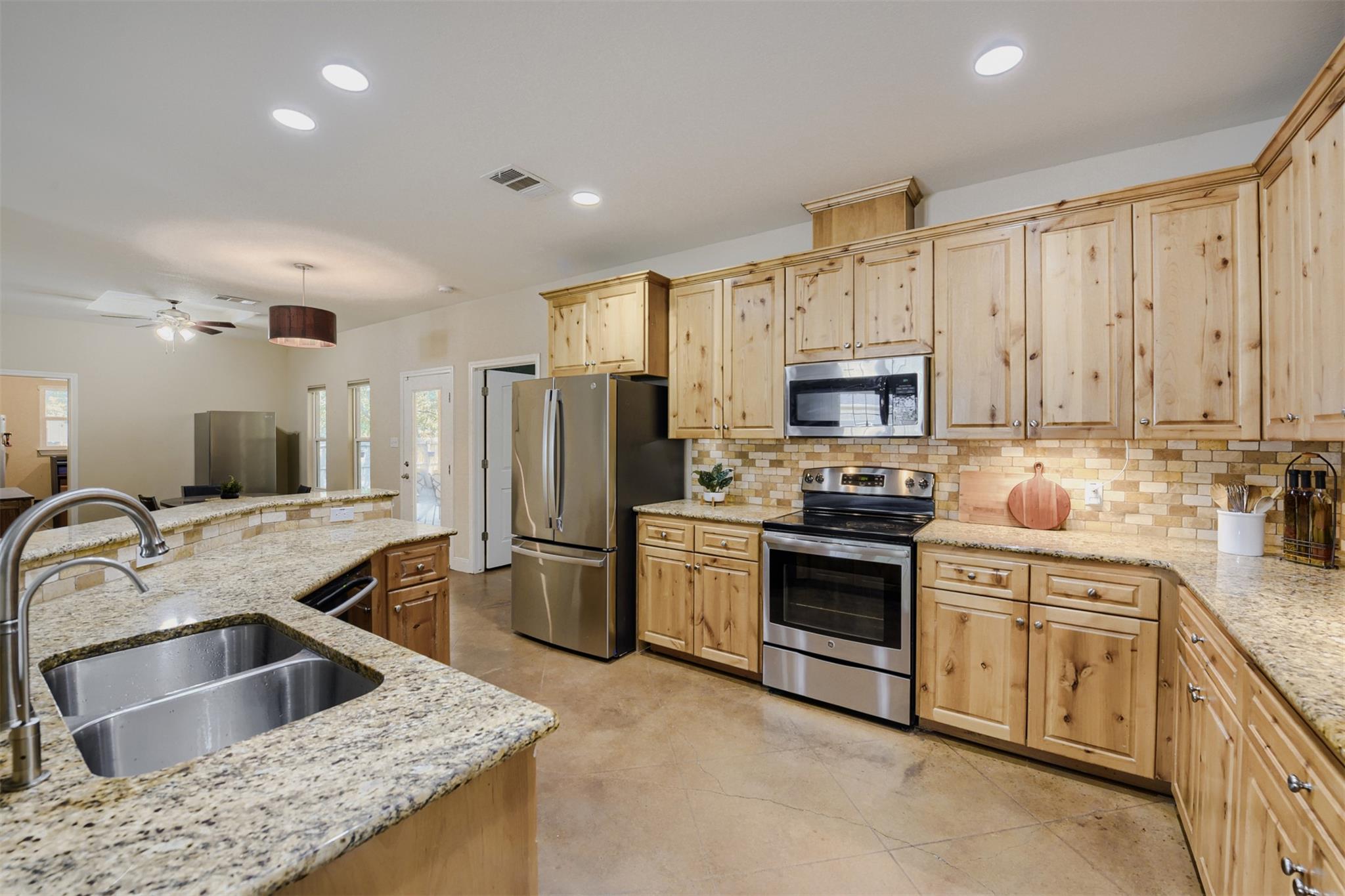 115 Mokulua Ln, Bastrop, TX 78602