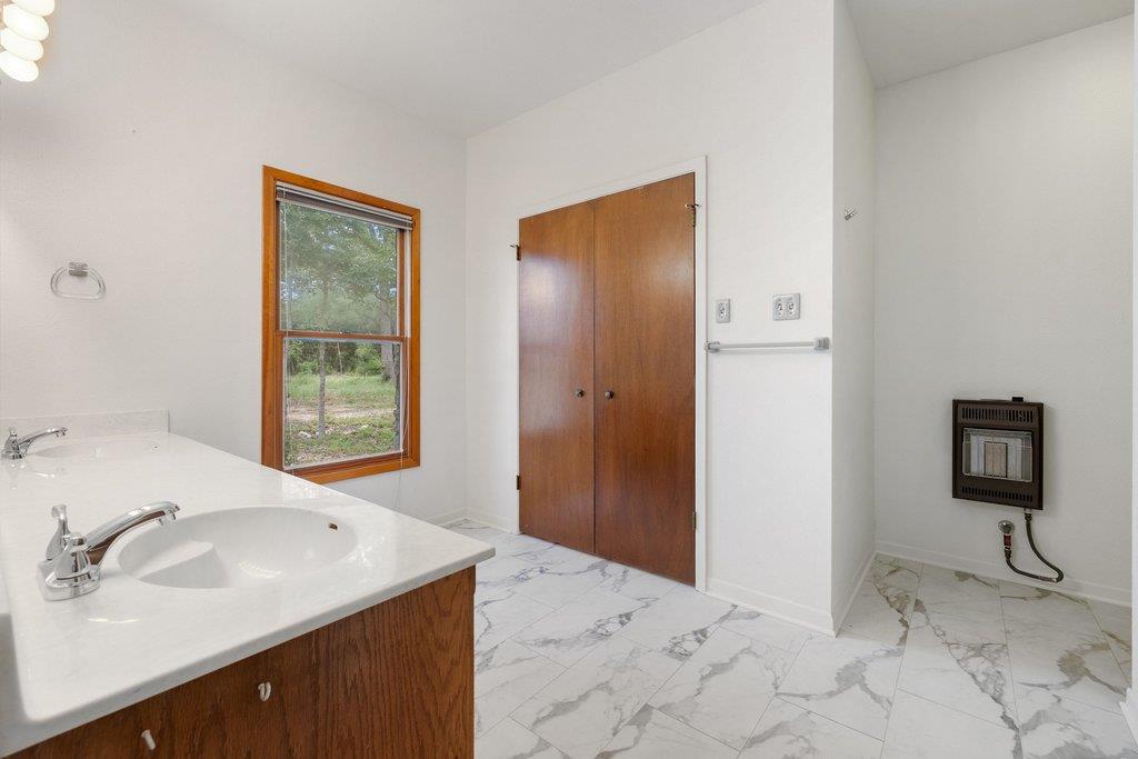 244 Woodway Dr, Elgin, TX 78621