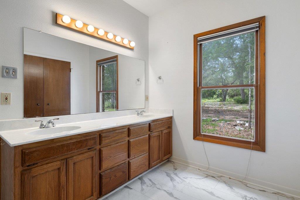 244 Woodway Dr, Elgin, TX 78621