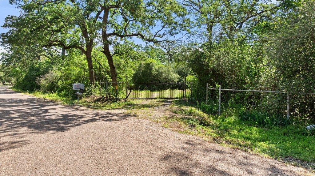 244 Woodway Dr, Elgin, TX 78621