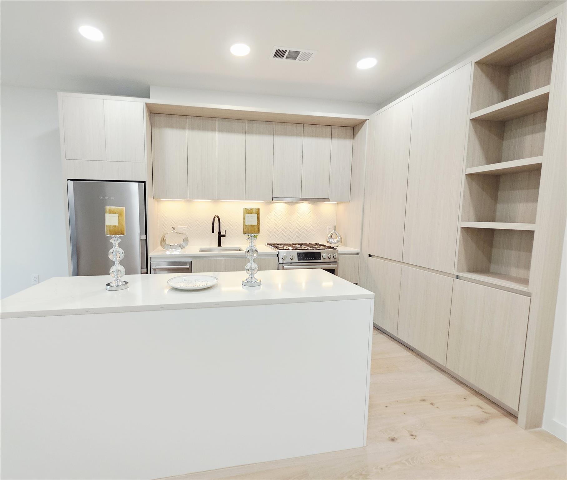 2209 S 1st St # 323, Austin, TX 78704