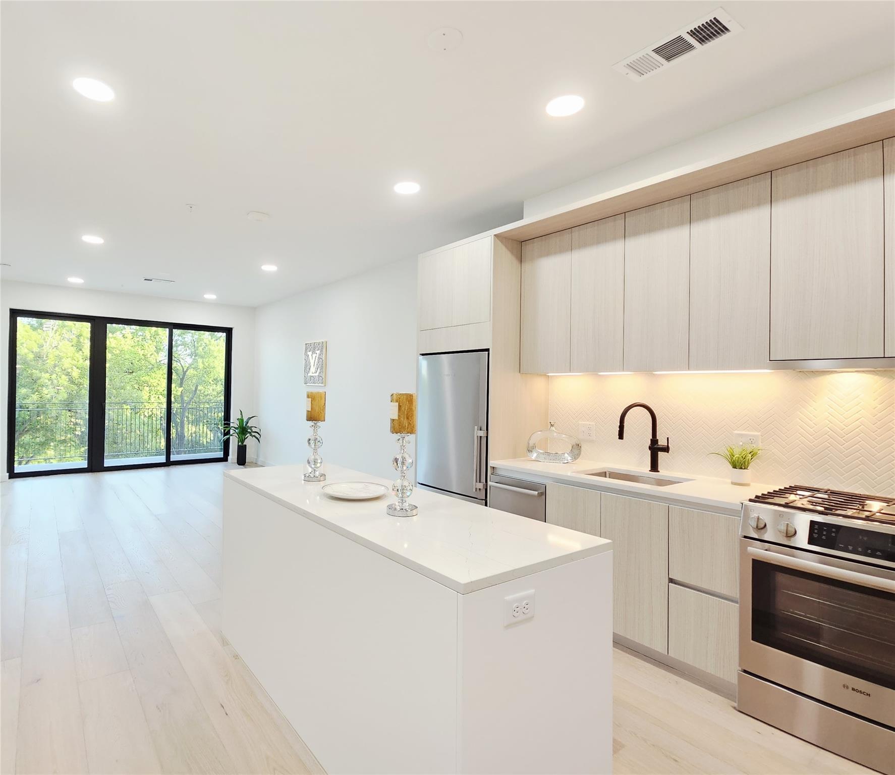 2209 S 1st St # 323, Austin, TX 78704
