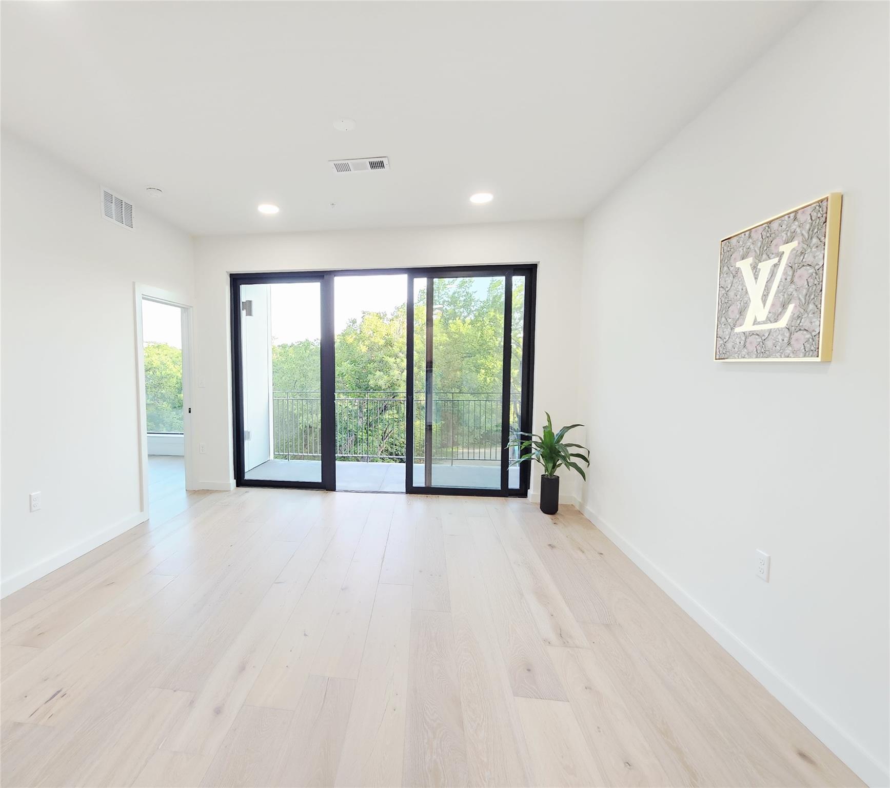 2209 S 1st St # 323, Austin, TX 78704