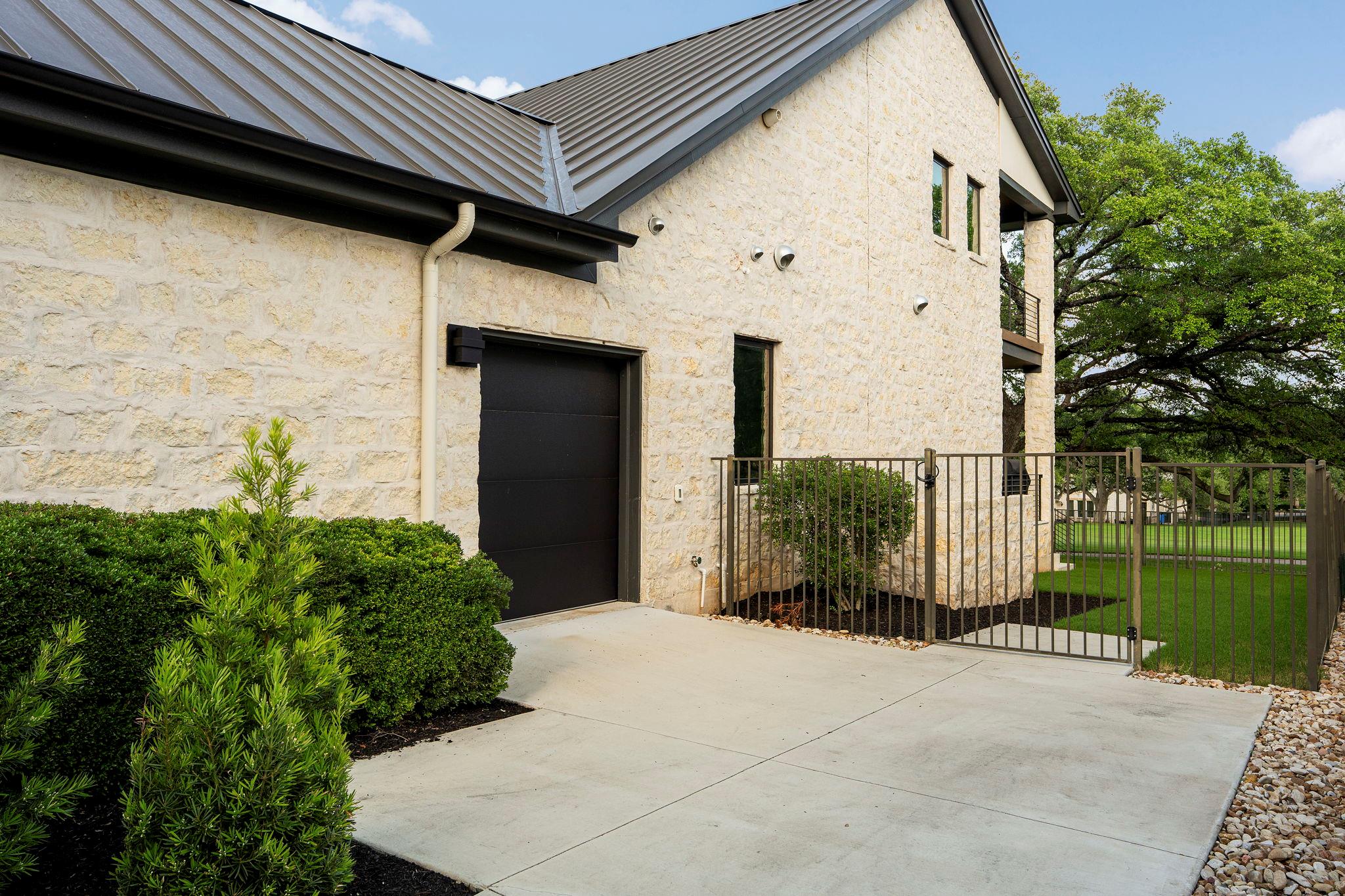 12 Treehaven Ln, The Hills, TX 78738