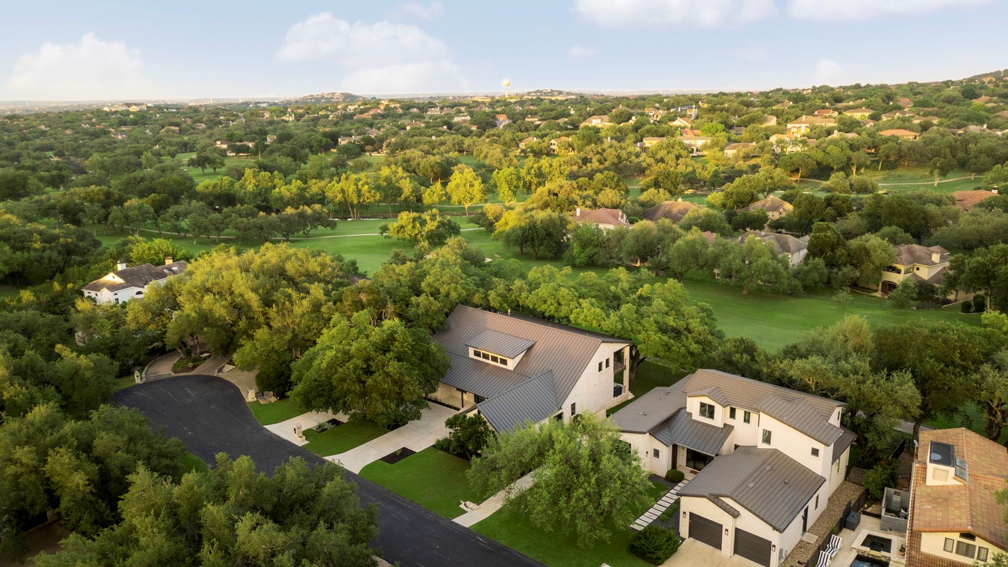 12 Treehaven Ln, The Hills, TX 78738