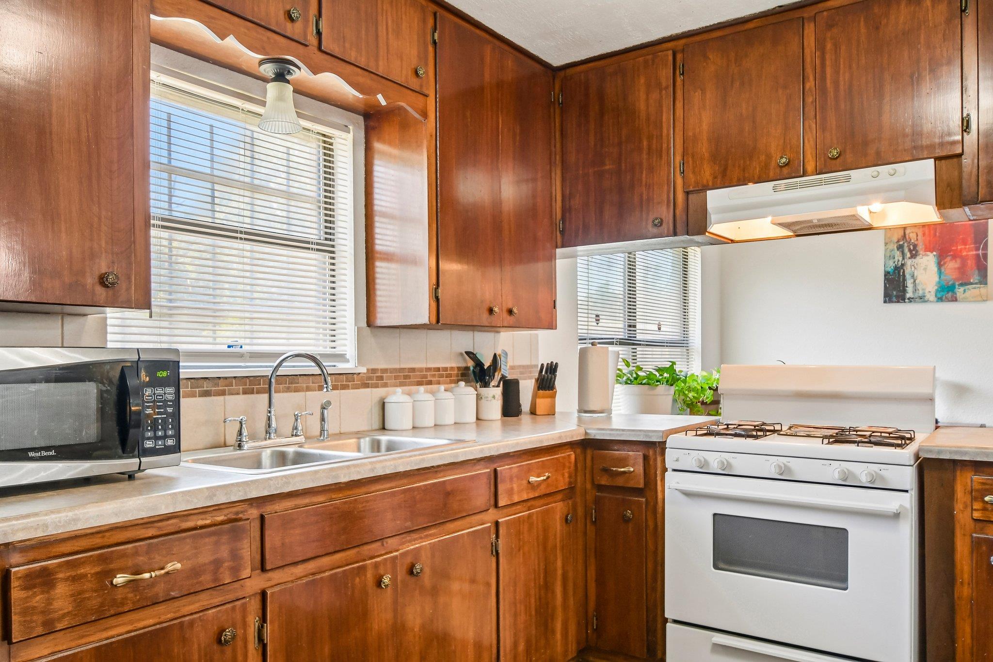 101 Brown St, Elgin, TX 78621